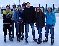 Uczniowie klasy 1 TiA na miejskim lodowisku.